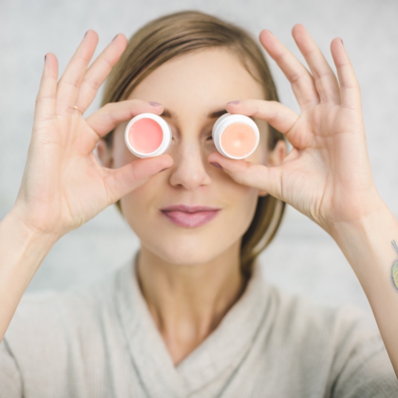 frau mit creme augen bedeckt